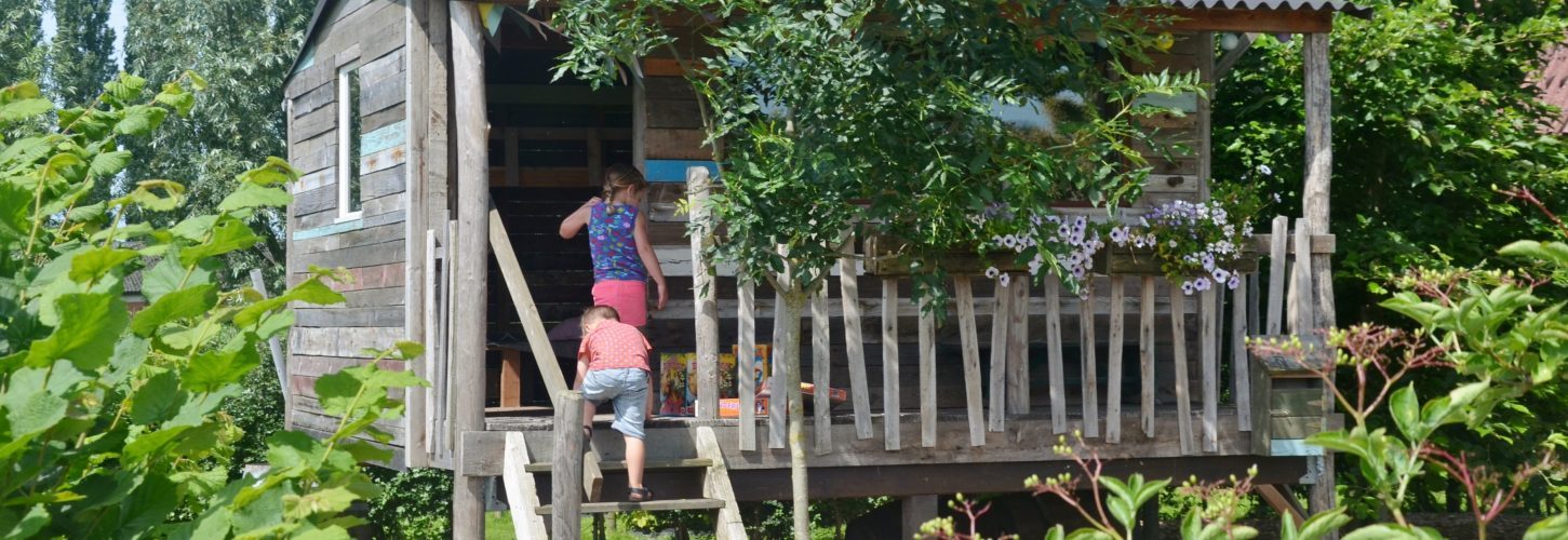 [:nl]Boomhut / speelhuisje in de tuin van Hof te Voorde[:en]Treehouse in the garden of Hof te Voorde[:]